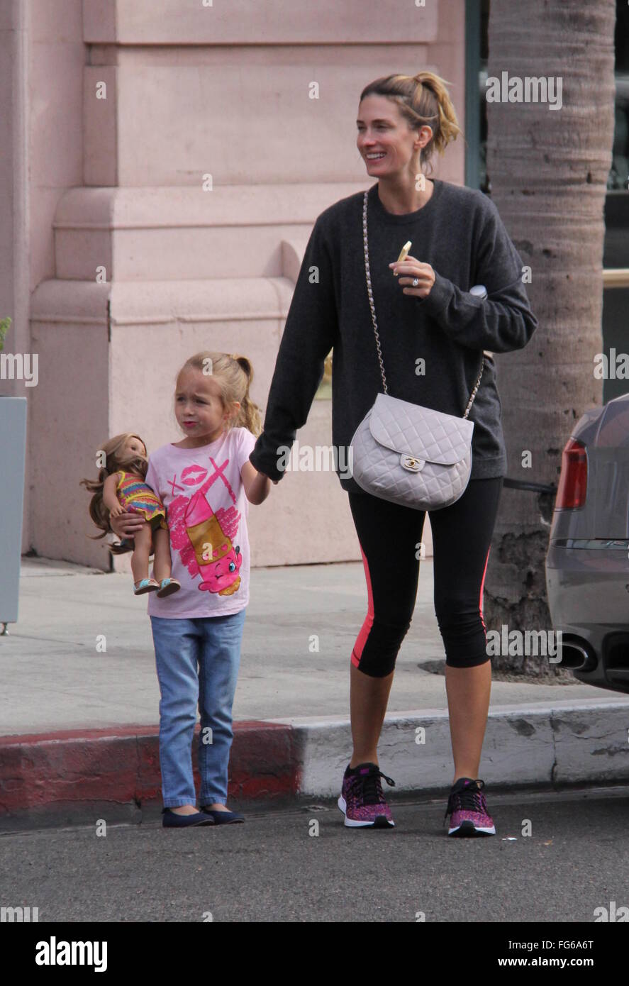 Rhea Durham unterwegs in Beverly Hills Hand in Hand mit ihrer Tochter Grace die Straße überqueren. Rhea scheint Make-up frei aber Tochter Grace zeigt sie trägt rosa Lippenstift Featuring: Rhea Durham, Grace Margaret Wahlberg Where: Los Angeles, California, Vereinigte Staaten von Amerika bei: 11. Januar 2016 Stockfoto