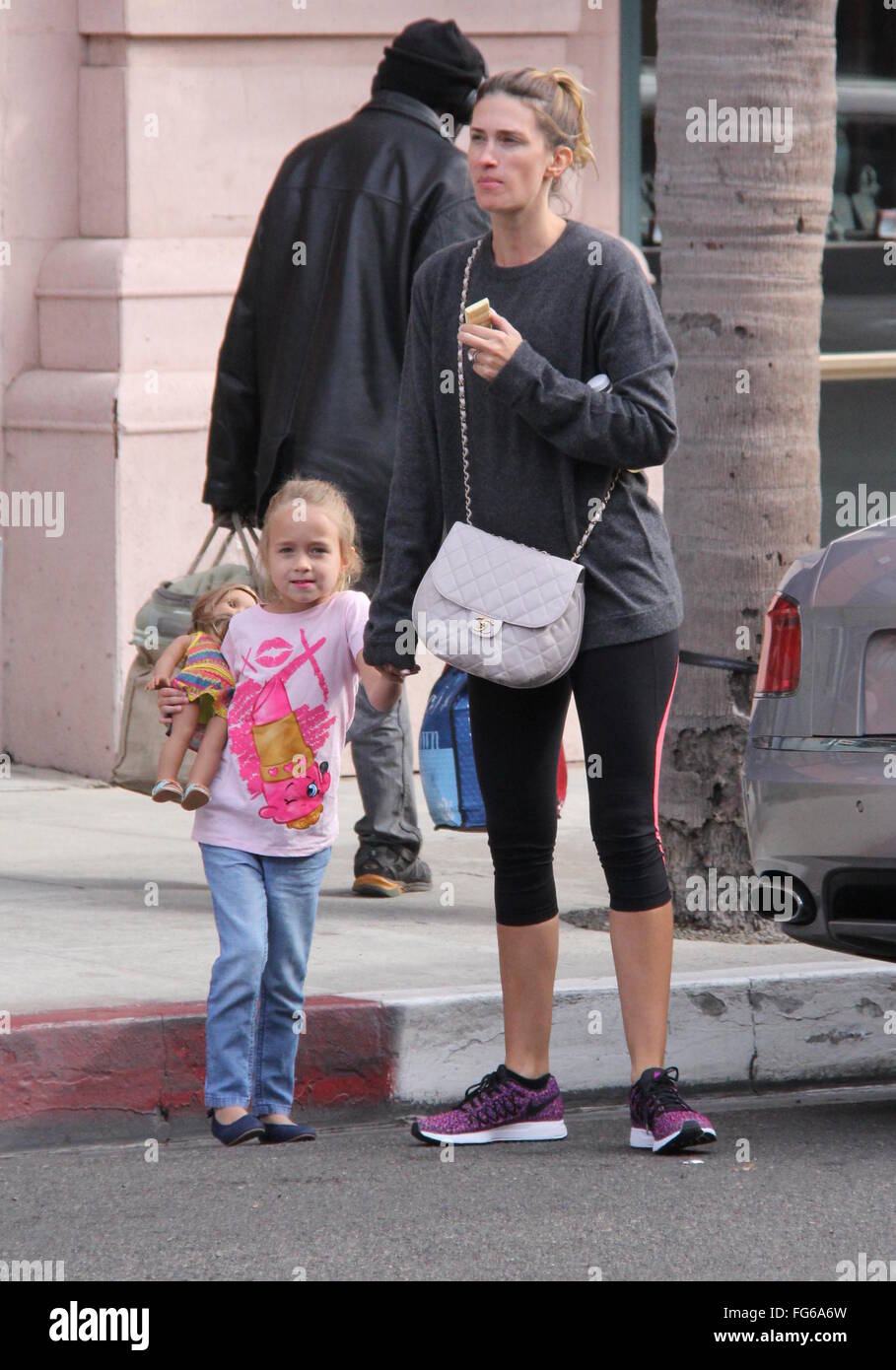 Rhea Durham unterwegs in Beverly Hills Hand in Hand mit ihrer Tochter Grace die Straße überqueren. Rhea scheint Make-up frei aber Tochter Grace zeigt sie trägt rosa Lippenstift Featuring: Rhea Durham, Grace Margaret Wahlberg Where: Los Angeles, California, Vereinigte Staaten von Amerika bei: 11. Januar 2016 Stockfoto