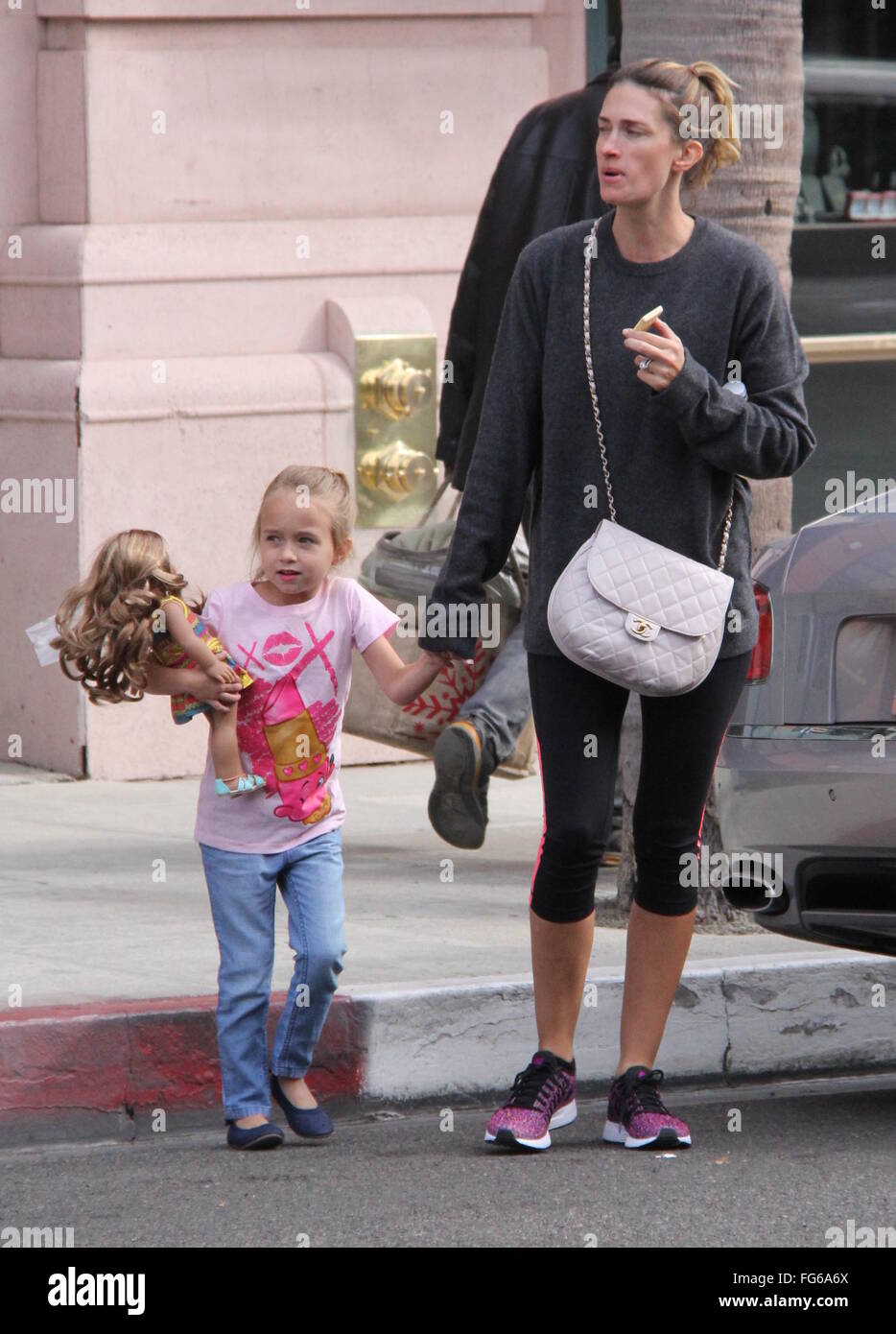 Rhea Durham unterwegs in Beverly Hills Hand in Hand mit ihrer Tochter Grace die Straße überqueren. Rhea scheint Make-up frei aber Tochter Grace zeigt sie trägt rosa Lippenstift Featuring: Rhea Durham, Grace Margaret Wahlberg Where: Los Angeles, California, Vereinigte Staaten von Amerika bei: 11. Januar 2016 Stockfoto