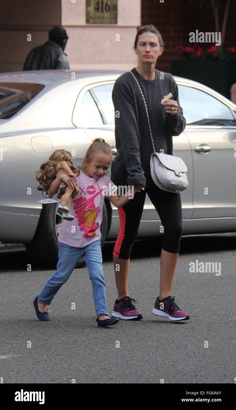 Rhea Durham unterwegs in Beverly Hills Hand in Hand mit ihrer Tochter Grace die Straße überqueren. Rhea scheint Make-up frei aber Tochter Grace zeigt sie trägt rosa Lippenstift Featuring: Rhea Durham, Grace Margaret Wahlberg Where: Los Angeles, California, Vereinigte Staaten von Amerika bei: 11. Januar 2016 Stockfoto