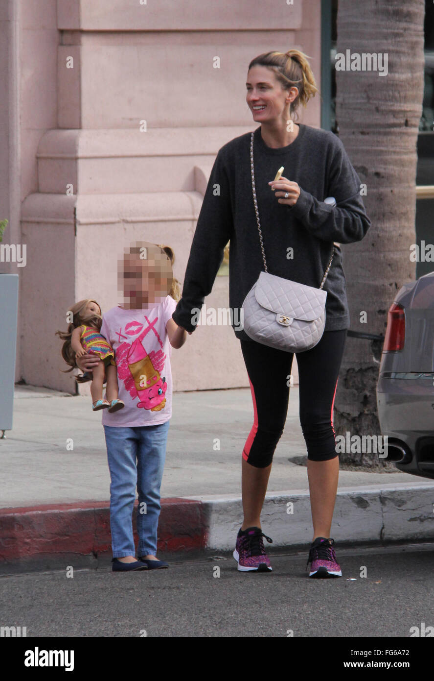 Rhea Durham unterwegs in Beverly Hills Hand in Hand mit ihrer Tochter Grace die Straße überqueren. Rhea scheint Make-up frei aber Tochter Grace zeigt sie trägt rosa Lippenstift Featuring: Rhea Durham, Grace Margaret Wahlberg Where: Los Angeles, California, Vereinigte Staaten von Amerika bei: 11. Januar 2016 Stockfoto