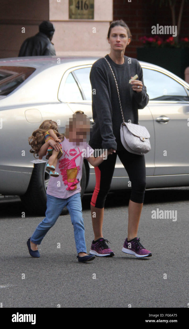 Rhea Durham unterwegs in Beverly Hills Hand in Hand mit ihrer Tochter Grace die Straße überqueren. Rhea scheint Make-up frei aber Tochter Grace zeigt sie trägt rosa Lippenstift Featuring: Rhea Durham, Grace Margaret Wahlberg Where: Los Angeles, California, Vereinigte Staaten von Amerika bei: 11. Januar 2016 Stockfoto