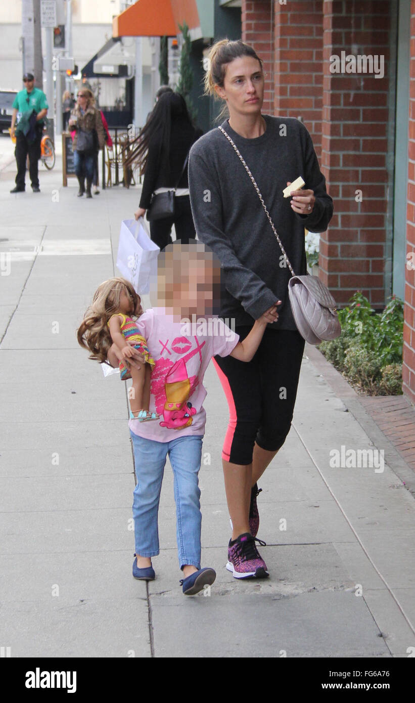 Rhea Durham unterwegs in Beverly Hills Hand in Hand mit ihrer Tochter Grace die Straße überqueren. Rhea scheint Make-up frei aber Tochter Grace zeigt sie trägt rosa Lippenstift Featuring: Rhea Durham, Grace Margaret Wahlberg Where: Los Angeles, California, Vereinigte Staaten von Amerika bei: 11. Januar 2016 Stockfoto