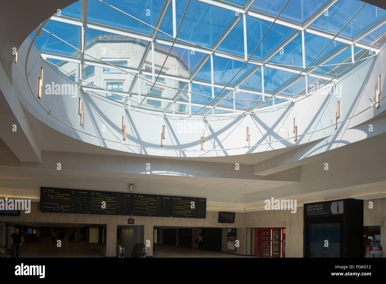 Brüssel, Belgien - 11. Juli 2015: Moderne Glasdach in der Brüsseler Hauptbahnhof Stockfoto