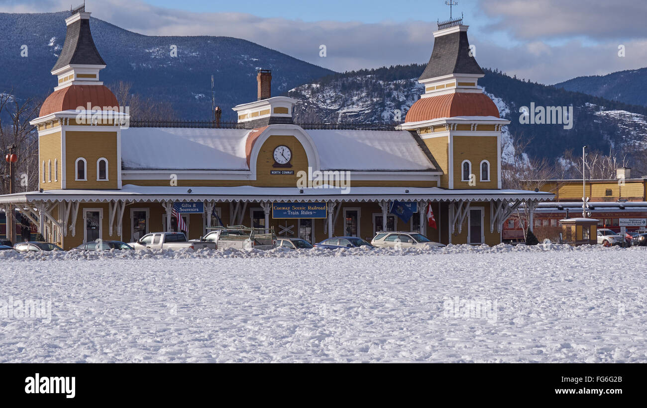North Conway Railroad Station, Schnee mit dem Park im Vordergrund, mit Fransen Berge Hintergrund. Stockfoto