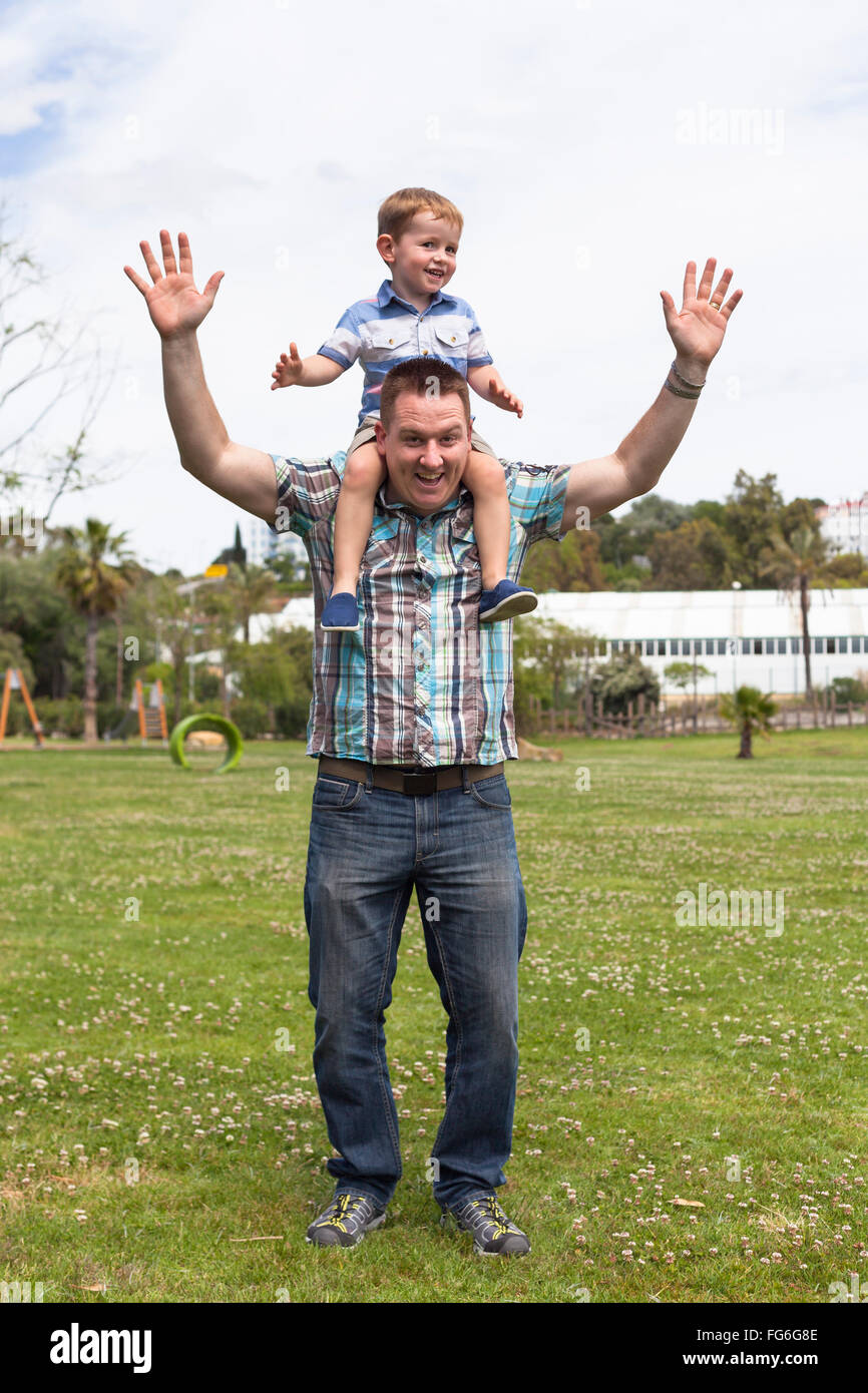 Glückliche Papa und sein Sohn Spaß im Park im Freien. Glück, Vaterschaft und Kindheit Konzept. Stockfoto
