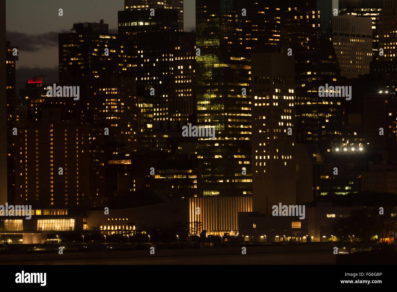 Manhattan Lichter Detail der Wolkenkratzer in der Nacht in New York City, USA. Stockfoto