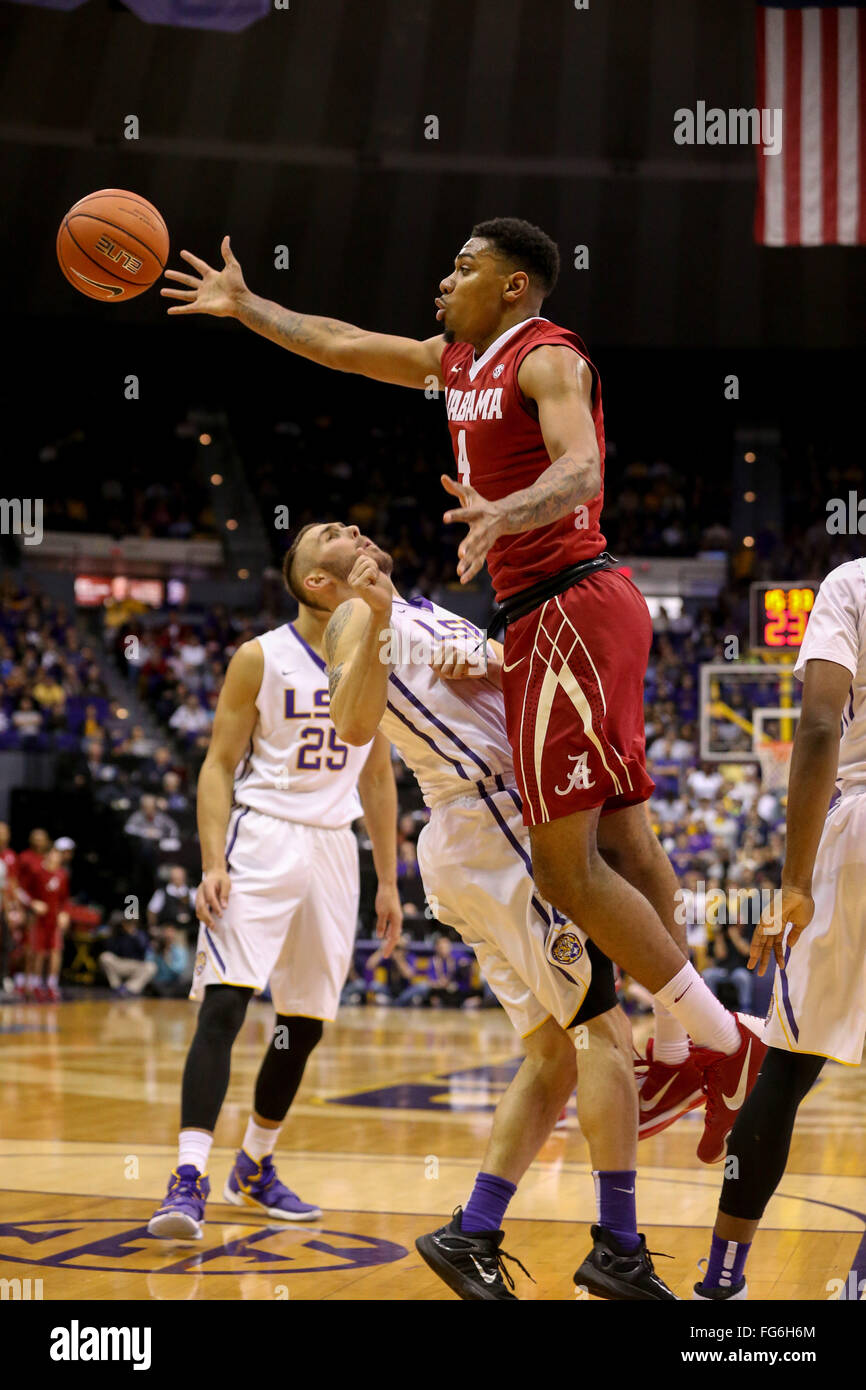 Baton Rouge, LA, USA. 17. Februar 2016. Alabama Crimson Tide Wache Arthur Edwards (4) geht der Ball gegen LSU Tigers Garde Keith Hornsby (4) während einer NCAA Basketball-Spiel zwischen der Alabama Crimson Tide und die LSU Tigers bei der Pete Maravich Assembly Center in Baton Rouge, Louisiana Alabama Crimson Tide besiegte LSU Tigers 76-69. Stephen Lew/CSM/Alamy Live-Nachrichten Stockfoto