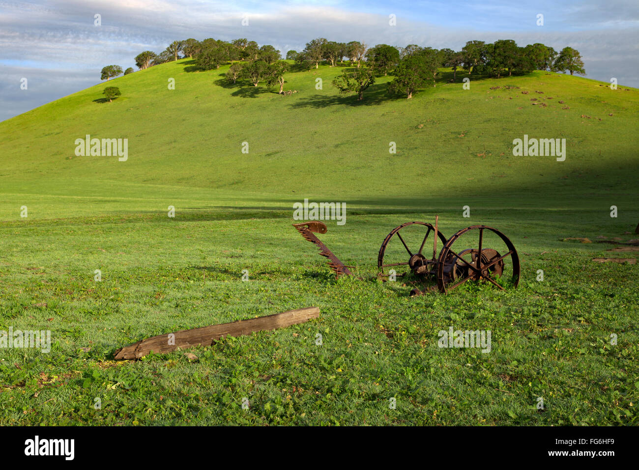 Verlassene Landmaschinen im Round Valley Regional Park in der Nähe von Byron, Kalifornien Stockfoto