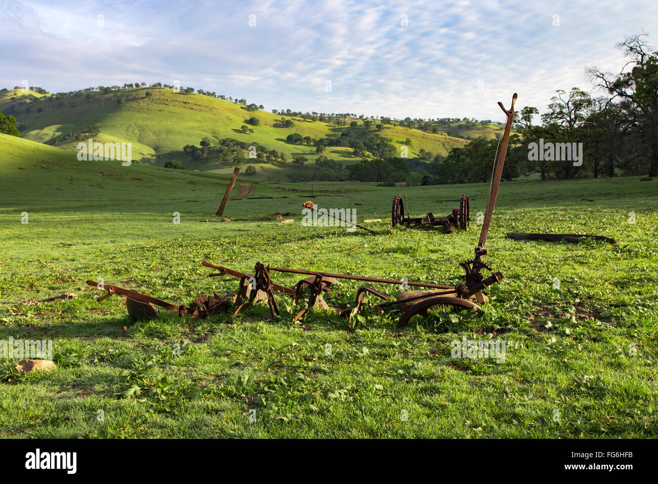 Verlassene Landmaschinen im Round Valley Regional Park in der Nähe von Byron, Kalifornien Stockfoto