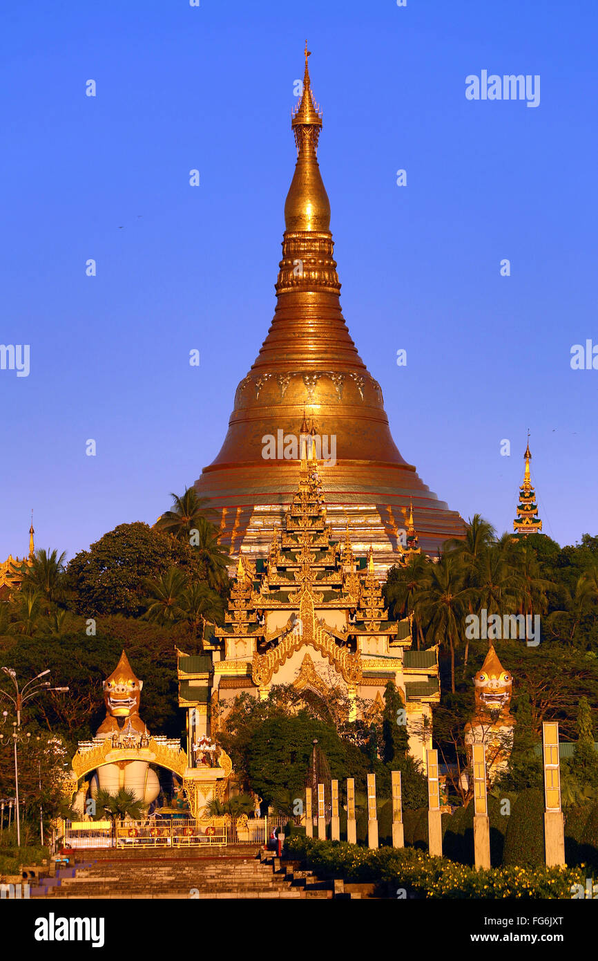 Goldene Stupa und Türme an der Shwedagon-Pagode in Yangon, Myanmar Stockfoto