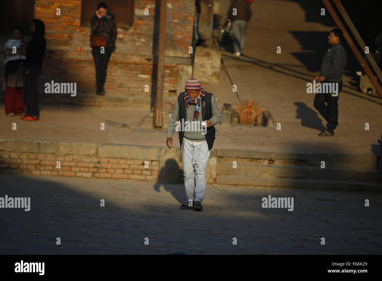 Bhaktapur, Nepal. 18. Februar 2016. Ein älterer Bürger Spaziergänge an einem frühen Morgen im Taumadhi Square, Bhaktapur, Nepal am Donnerstag, 18. Februar, 16. © Skanda Gautam/ZUMA Draht/Alamy Live-Nachrichten Stockfoto