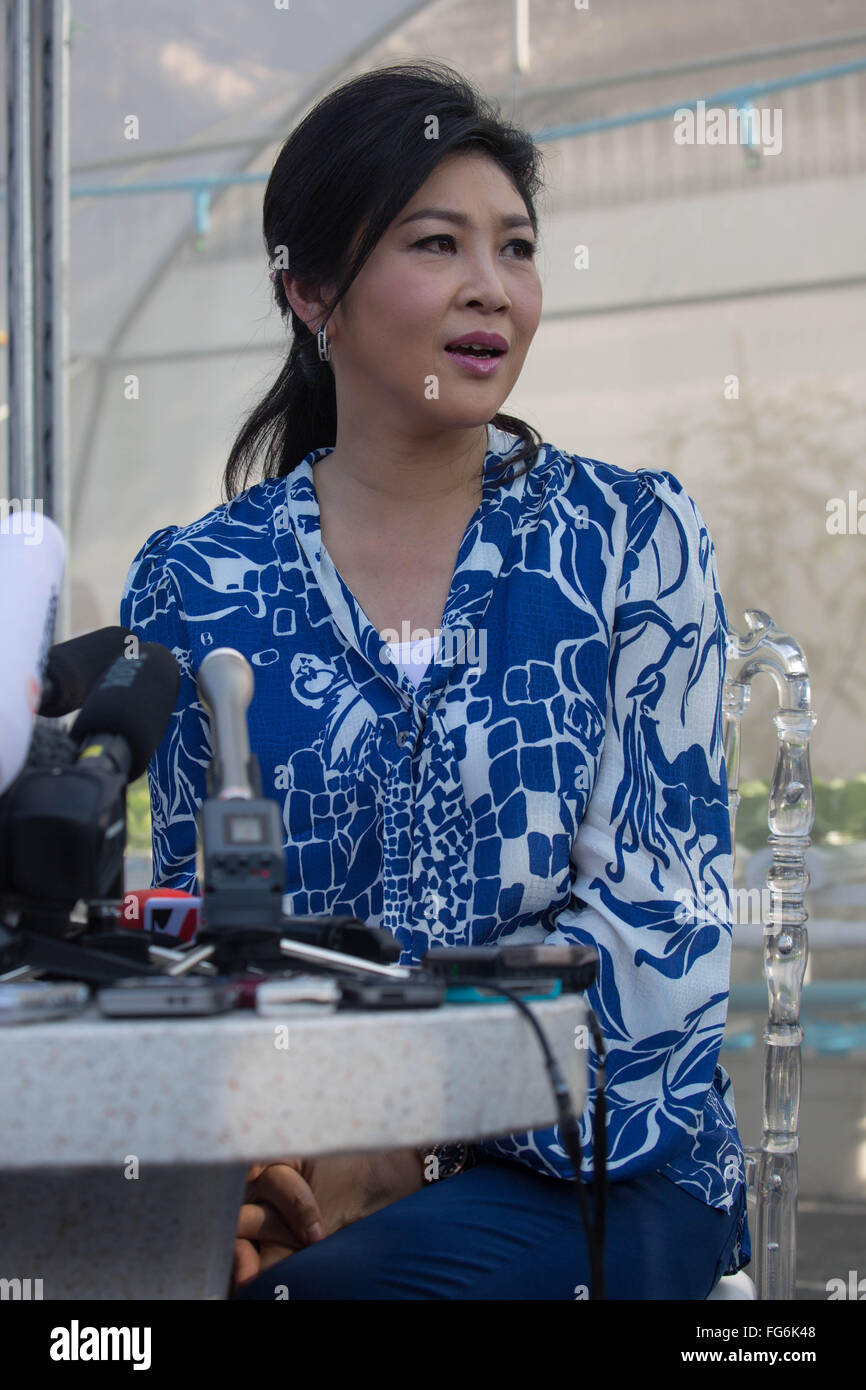 Bangkok, Bangkok, Thailand. 12. Februar 2016. Thailands ehemalige Premierministerin Yingluck Shinawatra empfangen ausländische Medien zum ersten Mal bei ihr zu Hause für eine Pressekonferenz in Bangkok, Thailand am 12. Februar 2016 verdrängt. © Guillaume Payen/ZUMA Draht/Alamy Live-Nachrichten Stockfoto