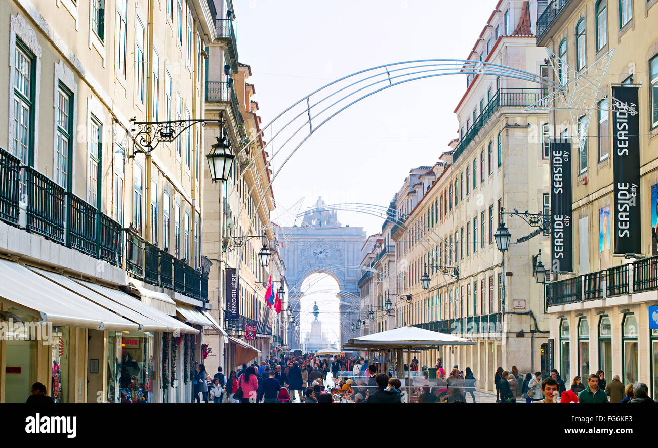 Menschen an der Augusta Street mit dem Triumphbogen, der berühmte Touristenattraktion in Lissabon. Stockfoto