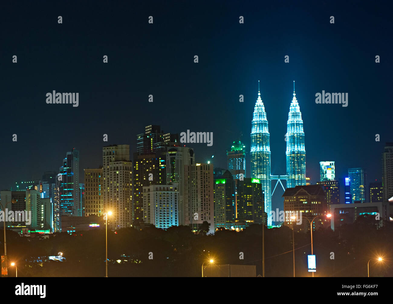 Nachtansicht der modernen Architektur von Kuala Lumpur. Malaysien Stockfoto