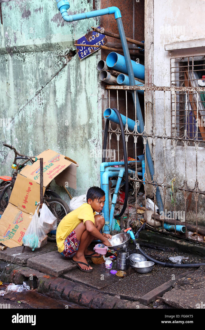 Junge beim Abwasch in der Straße, Yangon, Myanmar Stockfoto