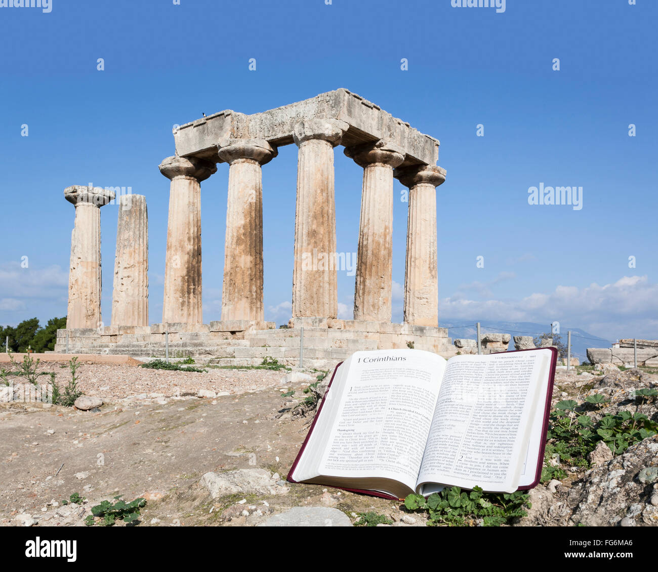 Aufgeschlagene Bibel im archäologischen Museum; Korinth, Griechenland Stockfoto