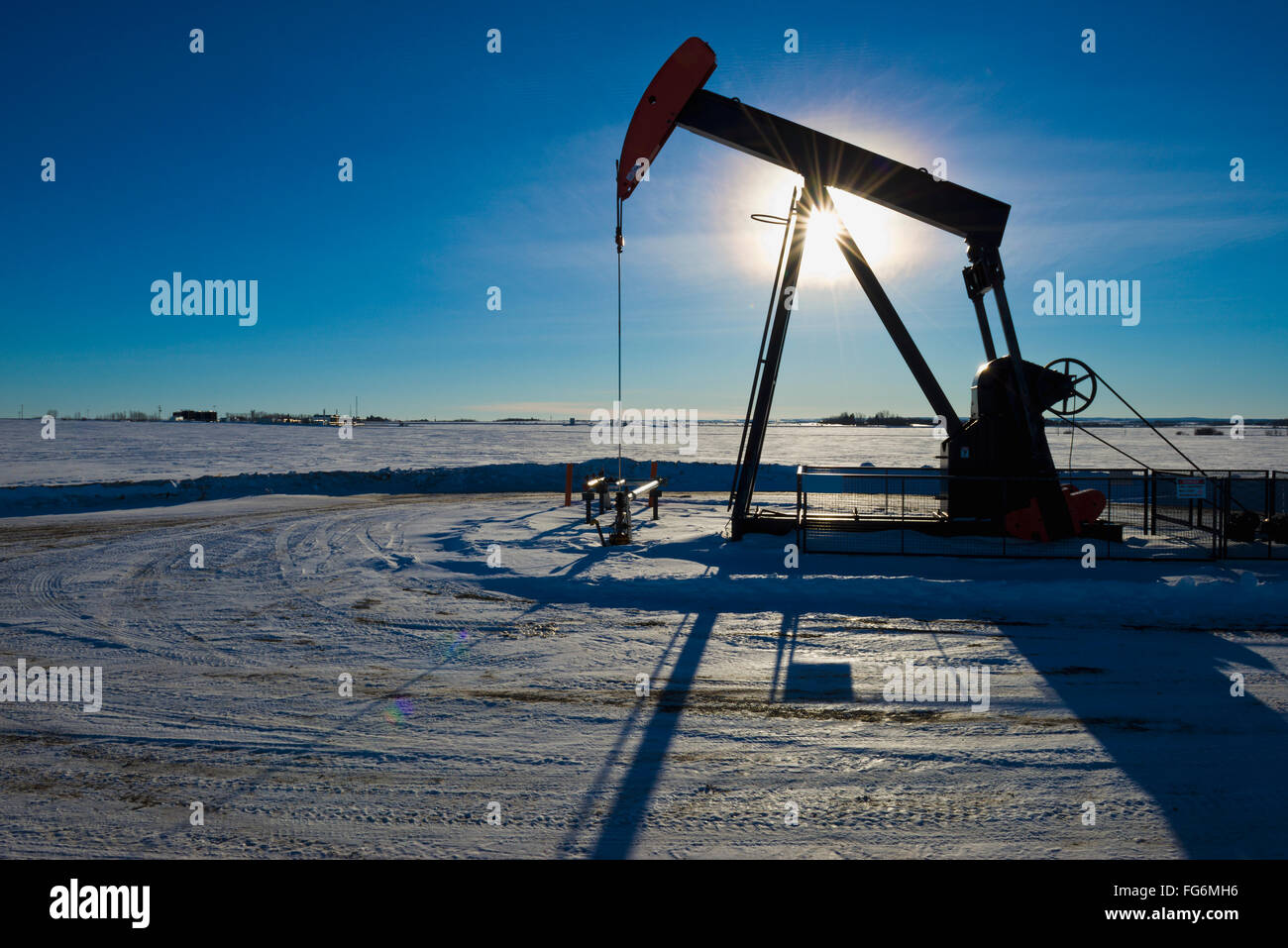 Öl Bohrschwengels Silhouette mit Sunstar; Morinville, Alberta, Kanada Stockfoto