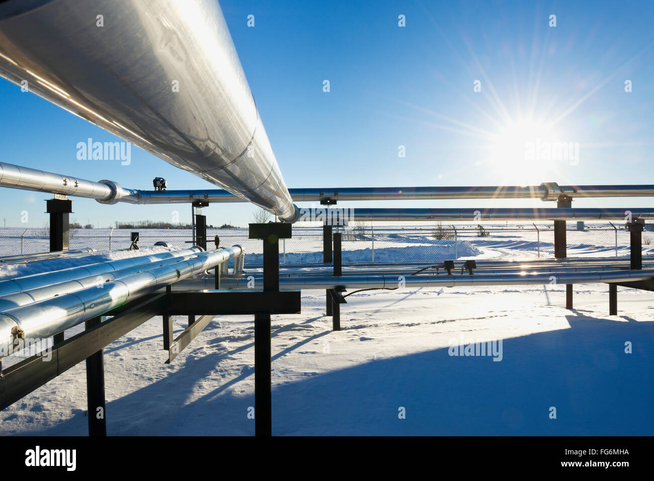 Gas-Pipelines im Winterschnee; Morinville, Alberta, Kanada Stockfoto