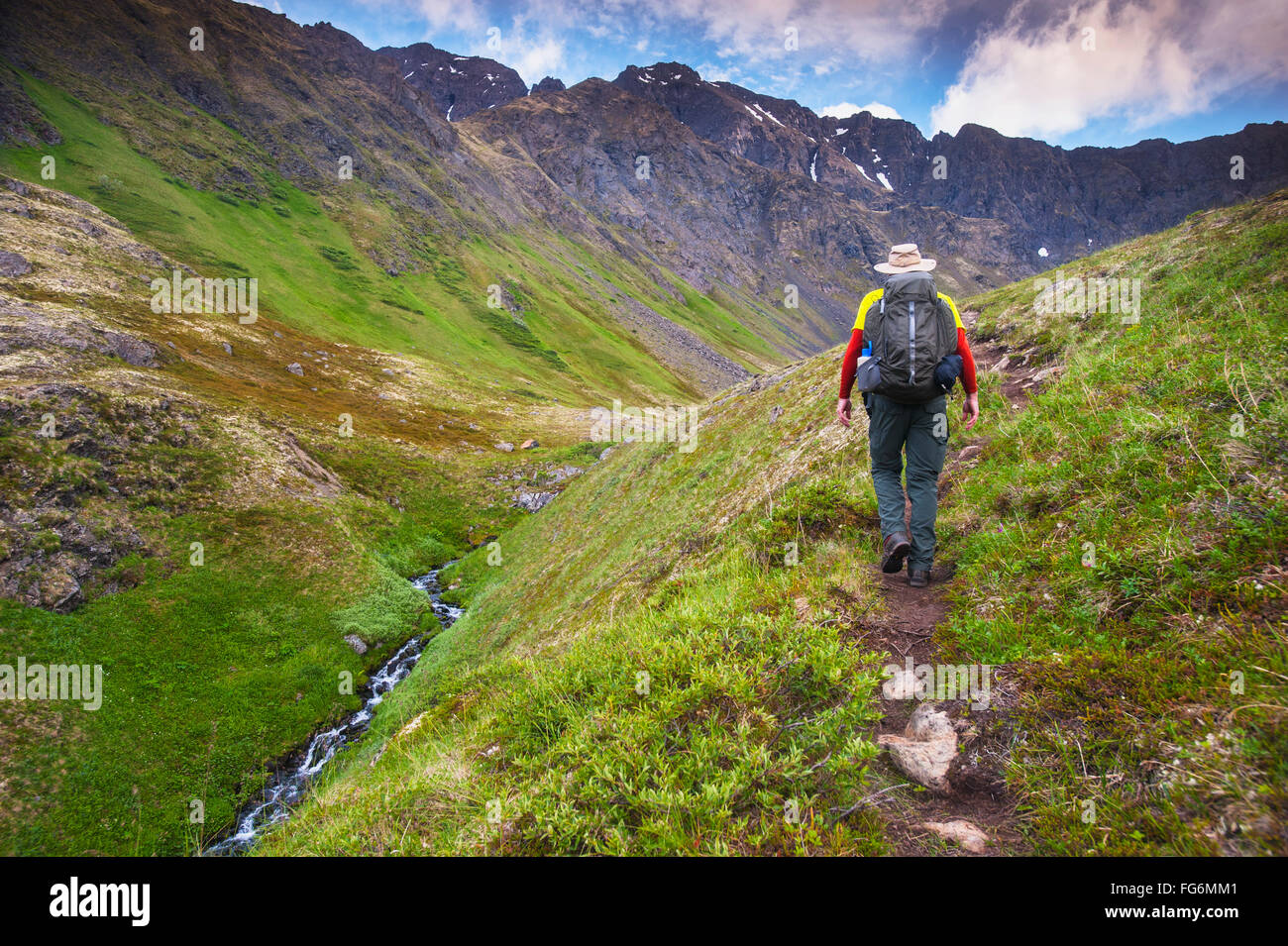 Ein Mann in hängenden Tal in South Fork in der Nähe von Eagle River an einem Sommertag in South Central Alaska wandern. Stockfoto