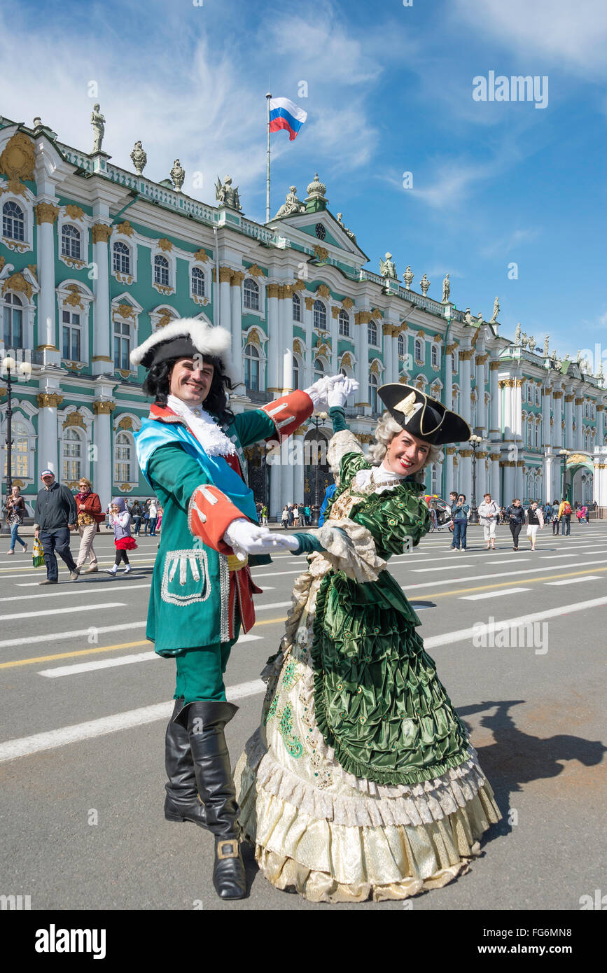 Paar in historischen Kostümen, Eremitage, Schlossplatz, Sankt Petersburg, Nordwesten, Russische Föderation Stockfoto
