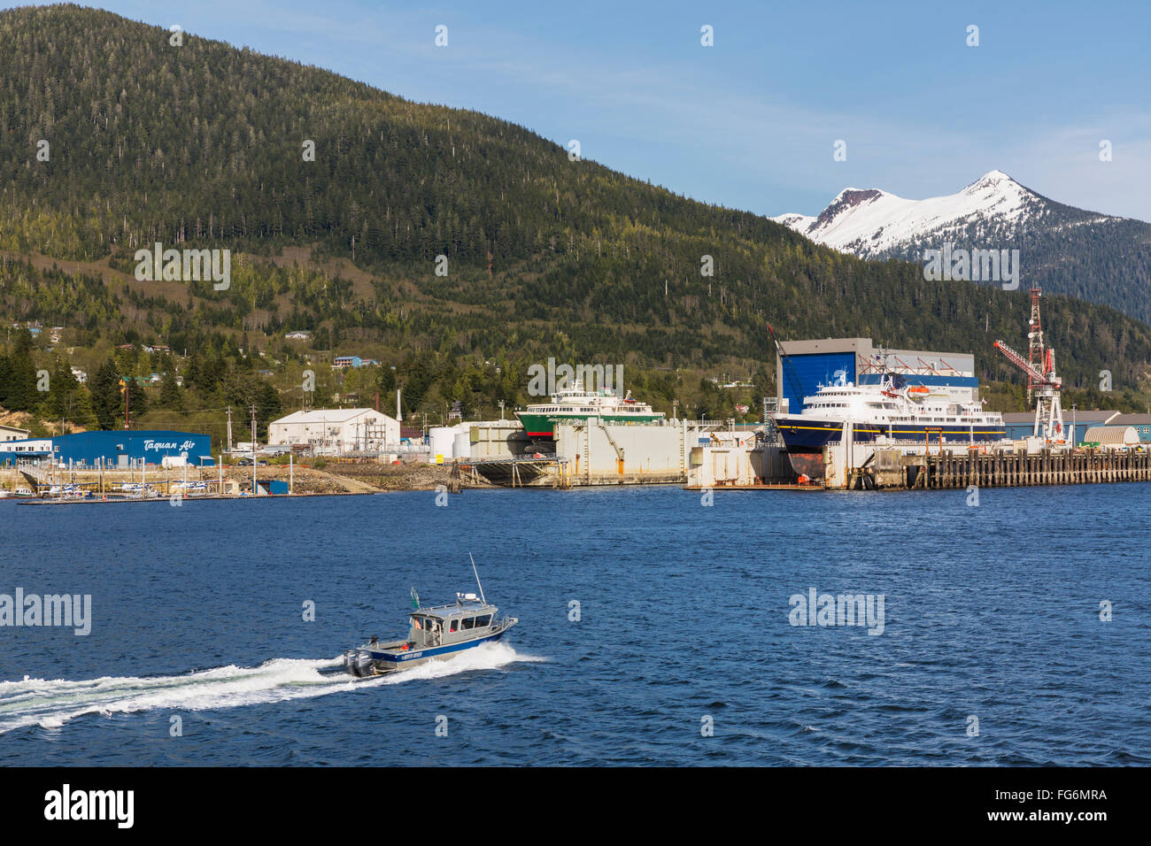 Ein Charterboot Angeln geht vor der Uferpromenade Docks und Werften, Ketchikan, südöstlichen Alaska, Frühling Stockfoto