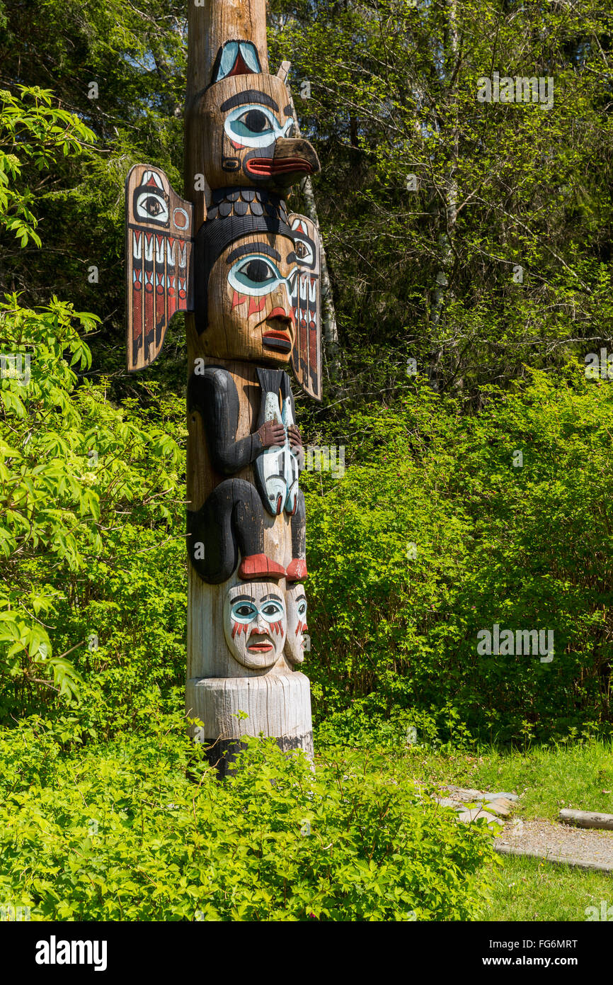 Native Alaskan Tlingit Totempfahl, Totem Bight historische Staatspark, Ketchikan, südöstlichen Alaska, USA, Frühling Stockfoto