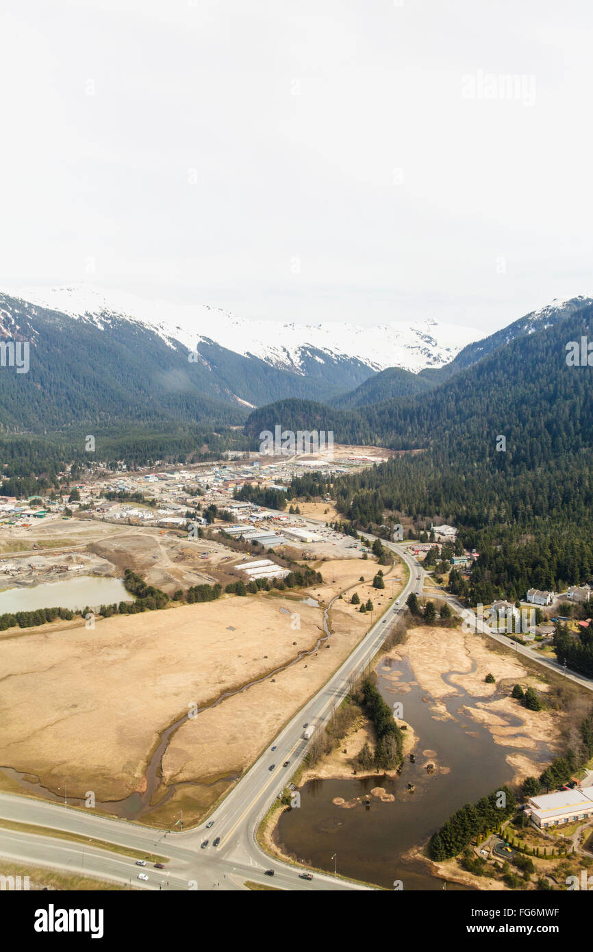 Luftaufnahme des Glacier Highway in Richtung Juneau Flughafen mit Schnee bedeckt Gipfel im Hintergrund, Juneau, südöstlichen Alaska, USA, Frühling Stockfoto