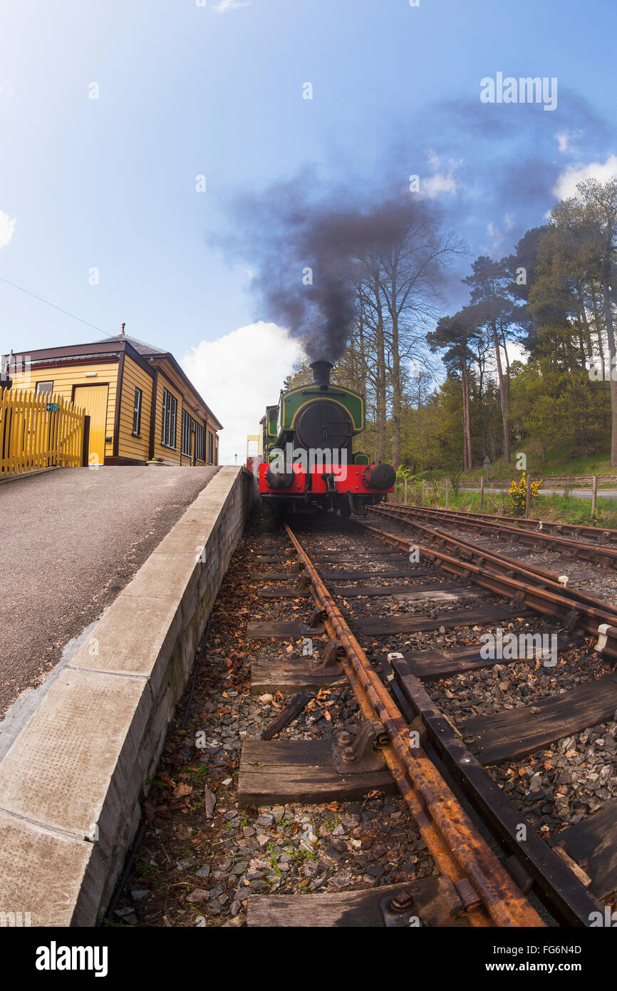 Bunte Personenzug auf den Gleisen mit schwarzem Rauch; Banchory, Aberdeenshire, Schottland Stockfoto