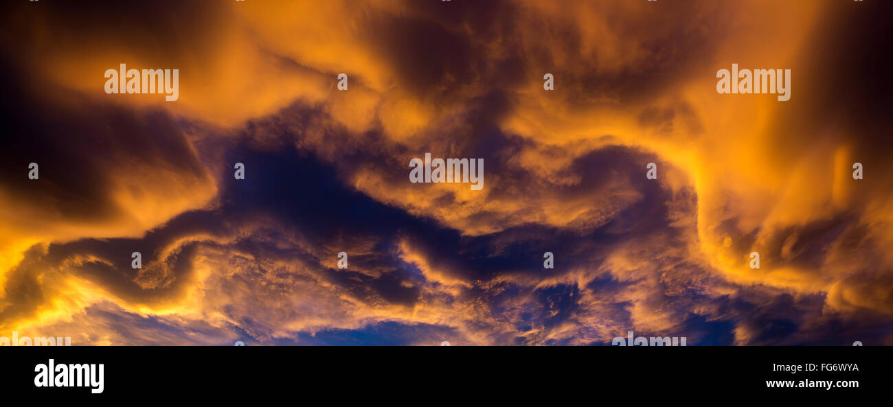 Dramatische bunten Wolken bei Sonnenuntergang mit einigen blauen Himmel und interessante Formationen; Calgary, Alberta, Kanada Stockfoto
