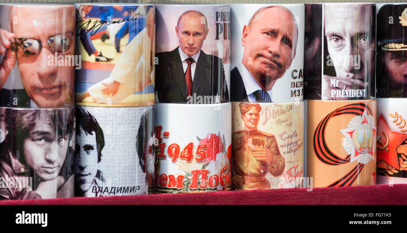Präsident Putin Souvenir Tassen auf Stall, Zayachy Insel, Sankt Petersburg, Nordwesten, Russische Republik Stockfoto