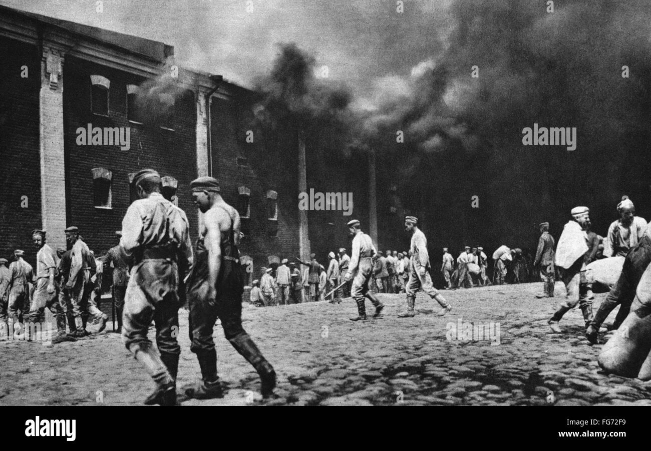 WWI: BREST-LITOWSK, 1915. /nAllied Soldaten bewegten Läden von Getreide von der Zitadelle in Brest-Litowsk, die die deutschen im August 1915 in Brand gesetzt hatte. Zu fotografieren. Stockfoto