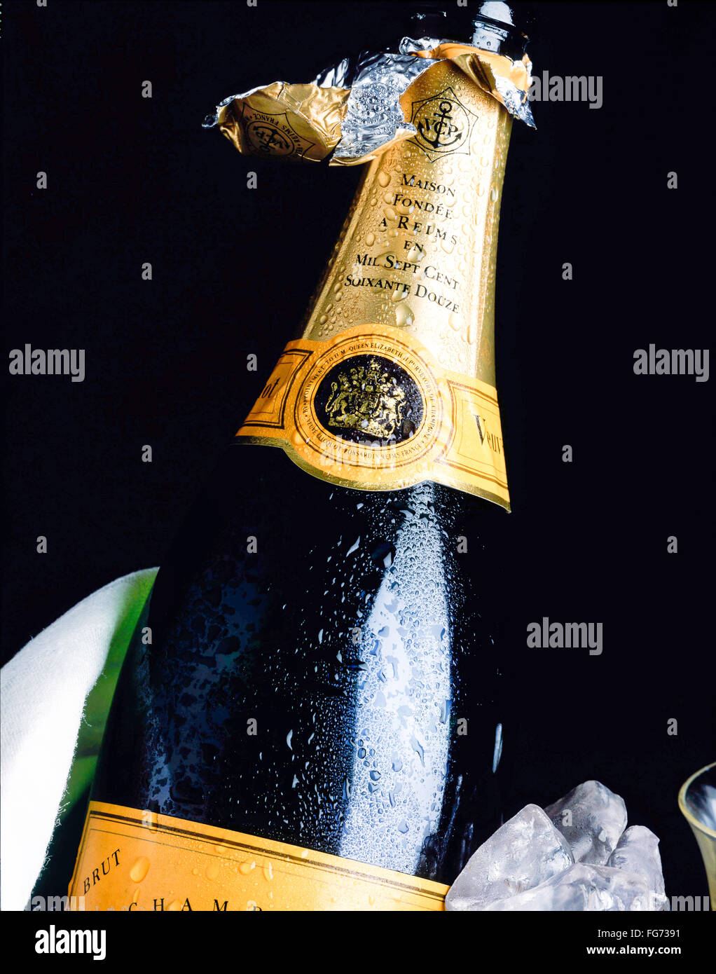Geöffnete Flasche Veuve Clicquot Champagner im Eiskübel, London, England, Vereinigtes Königreich Stockfoto