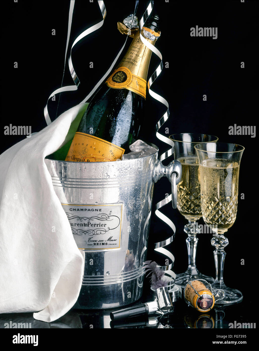 Veuve Clicquot Champagner auf Eis-Eimer mit Luftschlangen und Kristallgläser, London, England, Vereinigtes Königreich Stockfoto