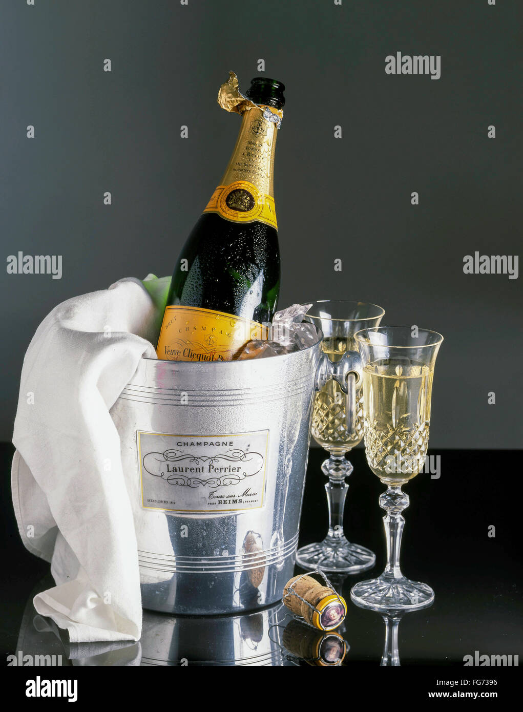 Veuve Clicquot Champagner auf Eis-Eimer mit Serviette und Kristall Gläser, London, England, Vereinigtes Königreich Stockfoto