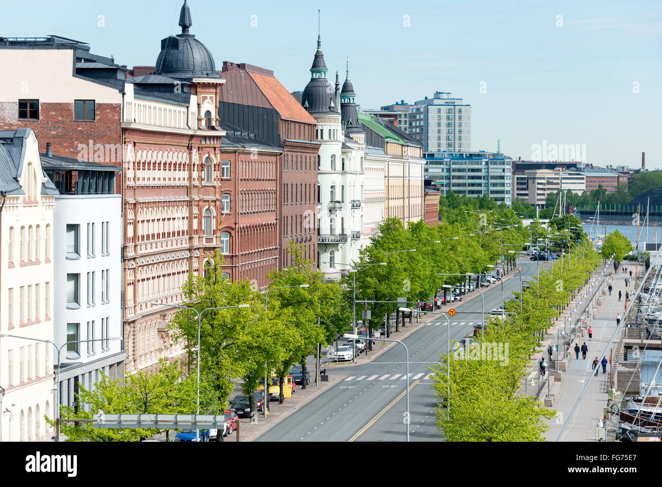 Uusimaa rund Bäumen gesäumten Pohjoisranta (E75) Street, Helsinki, Finnland Stockfoto