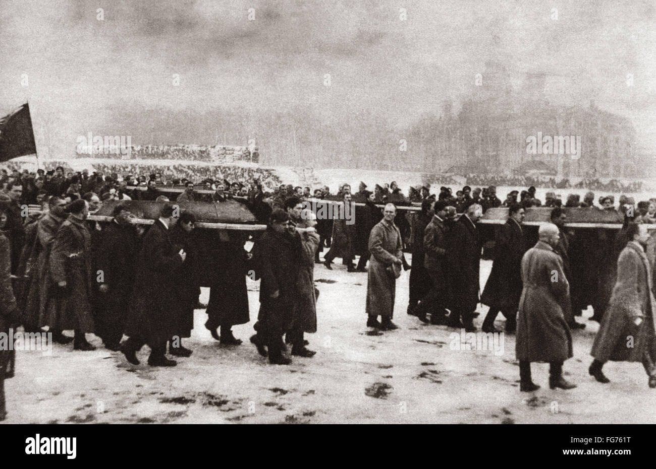 Ersten Weltkrieg Begrabnis 1917 Nthe 182 Leute Getotet Wahrend Der Unruhen Die Abdankung Zar Nicholas Ii Gefolgt Sind In Das Marsfeld In Petrograd St Petersburg Russland Begraben Fotografie 1917 Stockfotografie Alamy