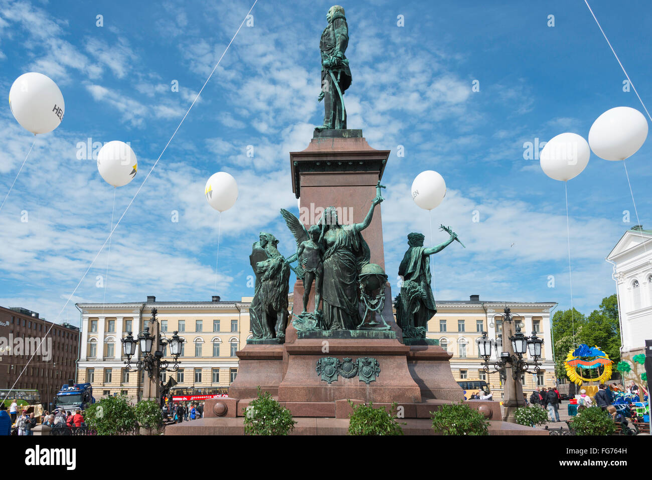 Statue von Kaiser Alexander II zeigt Universität hinter Uusimaa Region, Senatsplatz, Helsinki, Finnland Stockfoto