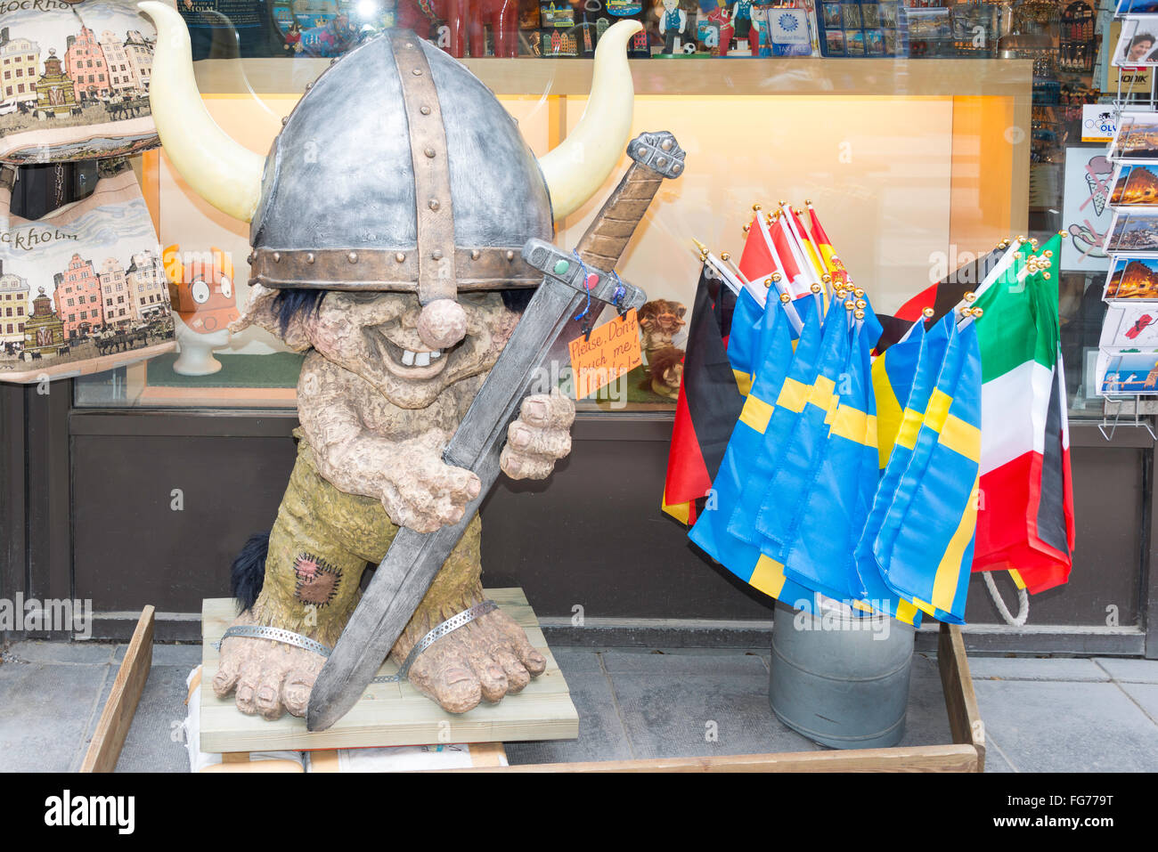 Schwedische Souvenirs außerhalb Shop auf Fußgängerzone Drottninggatan (Queen Street), Stadtteil Norrmalm, Stockholm, Schweden Stockfoto