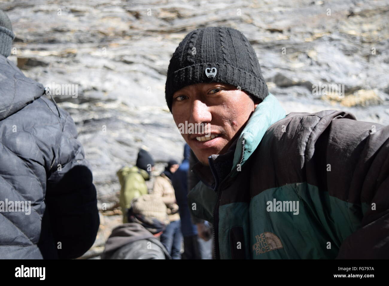 Ladakhi porter Suchen in die Kamera lächeln und Stockfoto