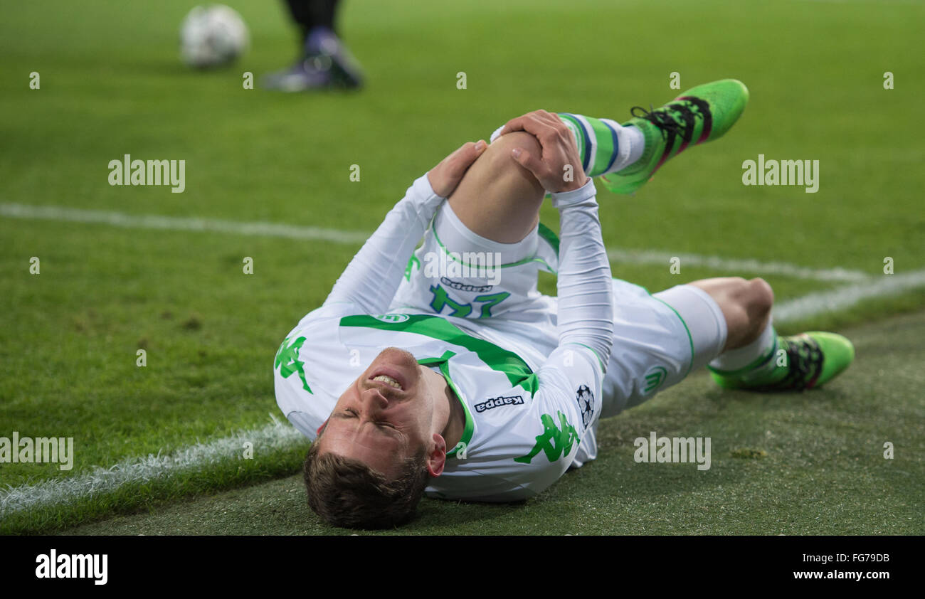 Gent, Belgien. 17. Februar 2016. Wolfsburg·s Sebastian Jung liegt auf dem Boden nach der UEFA Champions League-Runde 16 Match zwischen KAA Gent - VfL Wolfsburg, Ghelamco Arena Stadion in Gent, Belgien, 17. Februar 2016 gefoult wird. Foto: Marius Becker/Dpa/Alamy Live News Stockfoto