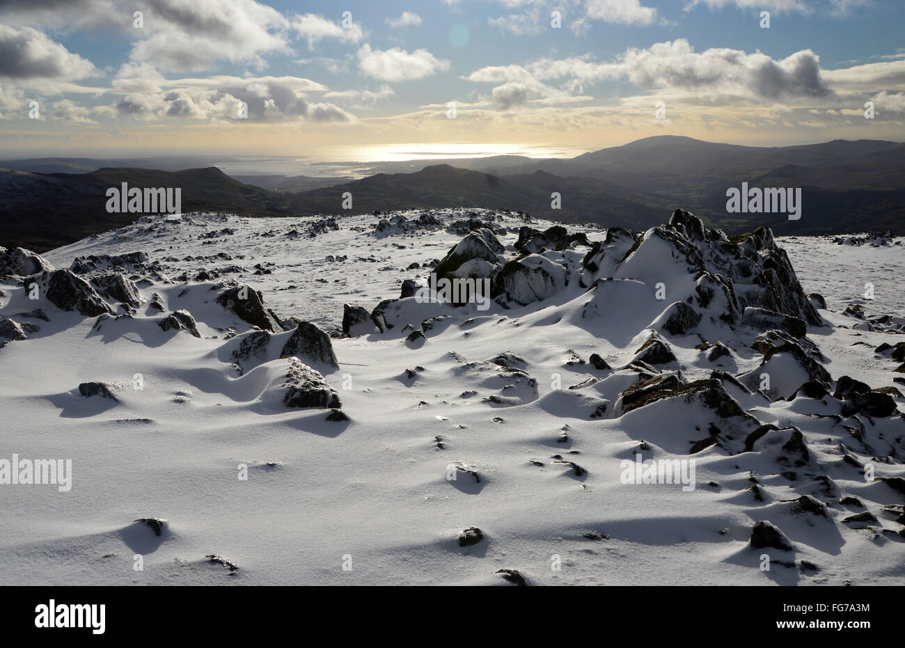 Fels und Eis aus dem Gipfel Cairn der graue Mönch im Winter gefroren Stockfoto