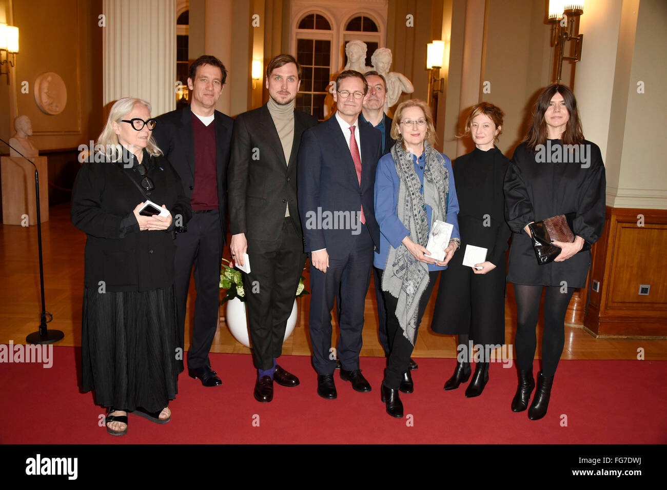 Berlin, Deutschland. 17. Februar 2016. Brigitte Lacombe, Clive Owen, Lars Eidinger, Michael Müller, Nick James, Meryl Streep, Alba Rohrwacher und Malgorzata Szumowska auf Empfang der internationalen Jury und Zeichen das Gästebuch von Berlin während der 66. Berlin International Film Festival/Berlinale 2016 um Rotes Rathaus am 17. Februar 2016 in Berlin, Deutschland. Bildnachweis: Dpa/Alamy Live-Nachrichten Stockfoto