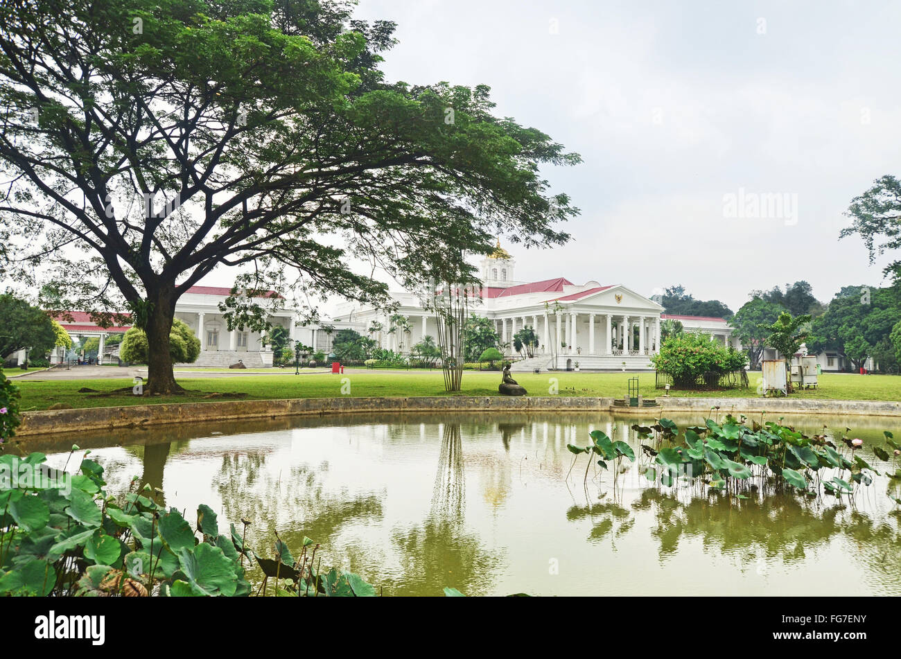 Bogor Palace wie über den See gesehen Stockfoto