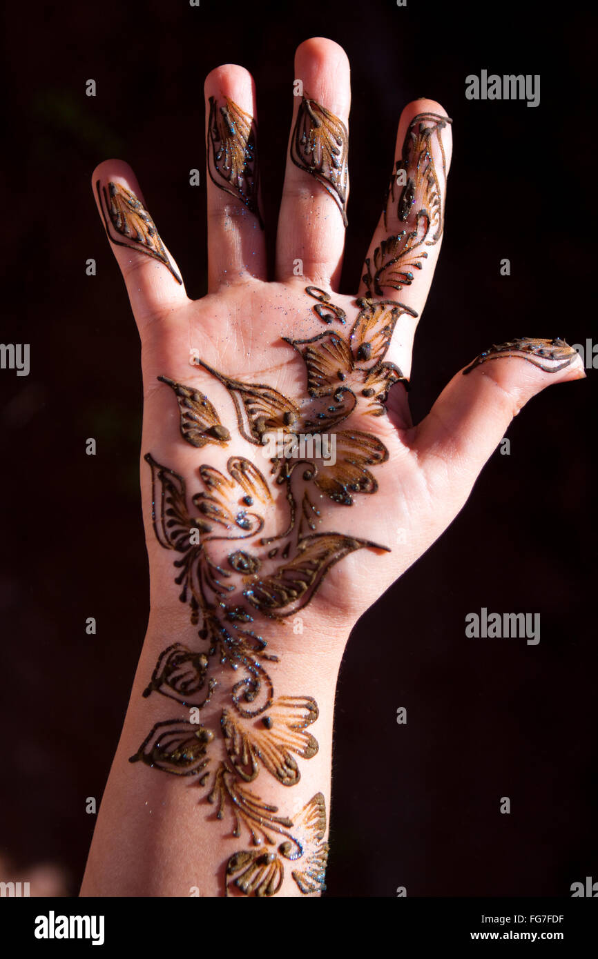 Berber Mädchen mit Henna Body-Art auf ihren Händen Marrakesch, Marokko Stockfoto
