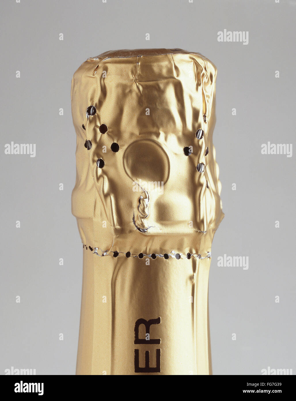 Spitze der Flasche Champagner mit Goldfolie in Studio Einstellung, London, England, Vereinigtes Königreich Stockfoto