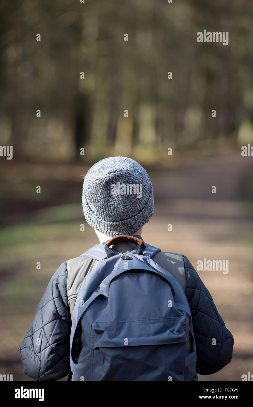 Ein Junge mit einem Rucksack, Wandern in den Wäldern Stockfoto