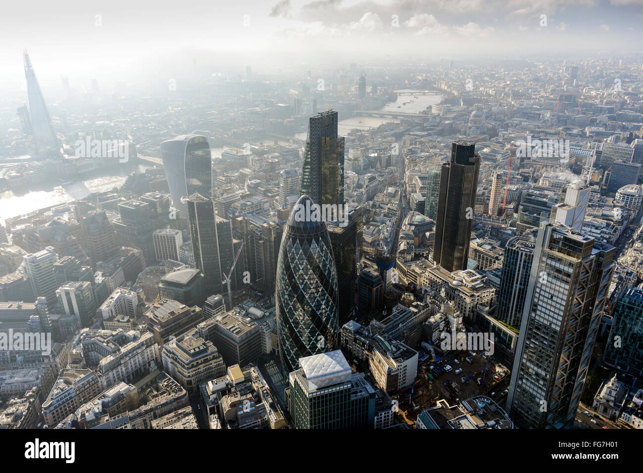 Eine atmosphärische Luftaufnahme von der City of London an einem trüben Sommertag Stockfoto