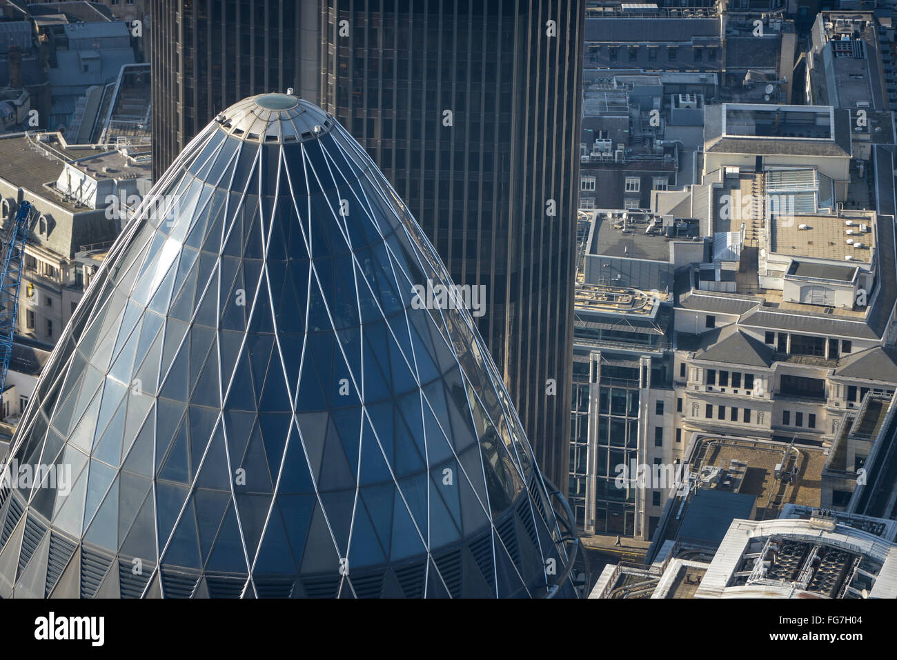 Eine Nahaufnahme der Luftaufnahme des oberen Teils 30 St Mary Axe in der City of London, besser bekannt als The Gherkin Stockfoto