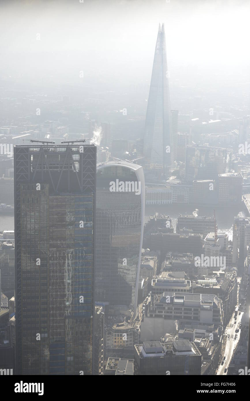 Eine atmosphärische Luftaufnahme von der City of London an einem trüben Sommertag Stockfoto